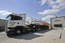 Phương tiện vận chuyển nhiên liệu từ Israel di chuyển qua cửa khẩu Kerem Shalom sang Dải Gaza. (Nguồn: AFP/TTXVN) 