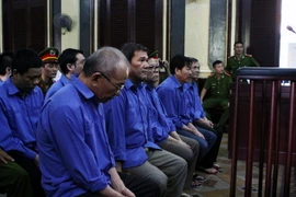 Các bị cáo tại phiên tòa ngày 4/11. (Ảnh: Hoàng Hải/TTXVN)