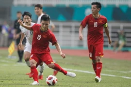 Pha xử lý bóng của Quang Hải. (Ảnh: Hoàng Linh/TTXVN)