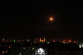 Tên lửa đất đối không được nhìn thấy trên bầu trời thủ đô Damascus khi hệ thống phòng không Syria đáp trả các cuộc oanh tạc của Mỹ ngày 14/4. (Nguồn: THX/TTXVN)