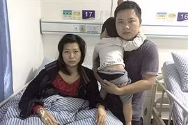 Giang và chồng trên giường bệnh. (Nguồn: chinanews.com)