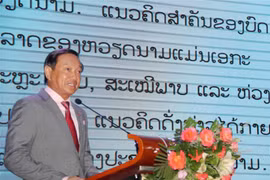Đại sứ Việt Nam tại Lào Nguyễn Bá Hùng phát biểu tại buổi chiêu đãi. (Ảnh: Thu Phương/TTXVN) 