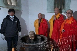 Thi thể của nhà sư sau khi mở nắp ang. (Nguồn: chinanews.com)