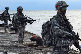 Hải quân Hàn Quốc tham gia cuộc tập trận tại quần đảo Dokdo ở vùng biển phía Đông mà Nhật Bản cũng tuyên bố chủ quyền và gọi là Takeshima, ngày 15/6/2017. (Nguồn: Yonhap/TTXVN)