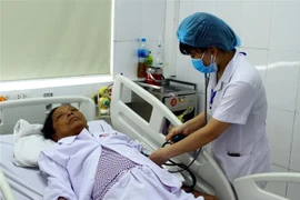 Bà Đặng Thị Trường (62 tuổi, trú tại xã Quỳnh Giang, huyện Quỳnh Lưu, Nghệ An), một trong 6 bệnh nhân gặp sự cố được điều trị tại Khoa Hồi sức tích cực-Chống độc (Bệnh viện Hữu nghị Đa khoa tỉnh Nghệ An). (Ảnh: Tá Chuyên/TTXVN) 