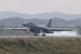 Máy bay ném bom chiến lược siêu thanh B-1B Lancer hạ cánh tại Căn cứ không quân Osan ở Pyeongtaek, phía nam Seoul ngày 21/9. (Nguồn: Yonhap/TTXVN)