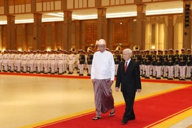 Tổng thống Myanmar Htin Kyaw và Tổng Bí thư Nguyễn Phú Trọng tại Lễ đón. (Ảnh: Trí Dũng/TTXVN)