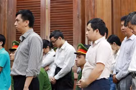 Các bị cáo trong buổi tuyên án sơ thẩm vụ án 'buôn bán hàng giả là thuốc chữa bệnh' xảy ra tại Công ty cổ phần VN Pharma. (Ảnh: Thành Chung/TTXVN) 