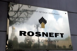 Biểu tượng của Tập đoàn Rosneft tại trụ sở ở Moskva. (Nguồn: EPA/TTXVN)