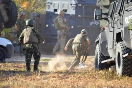 Lực lượng đặc nhiệm Tunisia làm nhiệm vụ tại khu vực thị trấn Ben Guerdane ngày 19/3. (Nguồn: AFP/TTXVN)