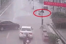 86 giây nghẹt thở cứu cậu bé từ miệng cống thoát nước trong mưa lớn