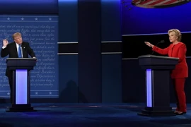 Ứng cử viên đảng Dân chủ Hillary Clinton (phải) và ứng cử viên đảng Cộng hòa Donald Trump (trái) tại cuộc tranh luận trực tiếp đầu tiên ở Hempstead, New York ngày 26/9. (Nguồn: AFP/TTXVN)