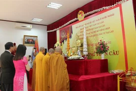 Nghi lễ cúng hô thần nhập tượng do các nhà sư chủ trì tại buổi lễ. (Ảnh: Xuân Tú/TTXVN) 
