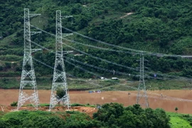 Đường dây 500kV Sơn La-Lai Châu đoạn vượt sông Đà. (Ảnh: Ngọc Hà/TTXVN)