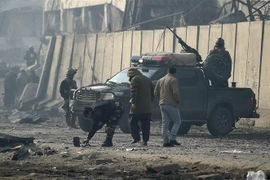 Cảnh sát điều tra tại hiện trường một vụ đánh bom xe ở Kabul, Afghanistan. (Nguồn: AFP/TTXVN) 