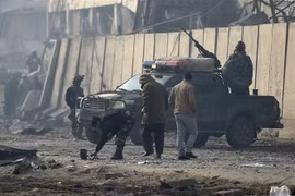 Cảnh sát điều tra tại hiện trường một vụ đánh bom xe ở Kabul, Afghanistan. (Nguồn: AFP/TTXVN) 
