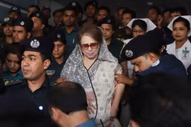 Cựu Thủ tướng Khaleda Zia (giữa). (Nguồn: AFP/TTXVN) 