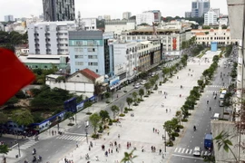 Người dân vào tham quan Quảng trường phố đi bộ Nguyễn Huệ. (Ảnh: Hoàng Hải/TTXVN)