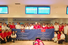 Lãnh đạo cùng nhân viên đại sứ quán Việt Nam và Lào tại Hàn Quốc. (Ảnh: Vũ Toàn-Hữu Tuyên/Vietnam+)