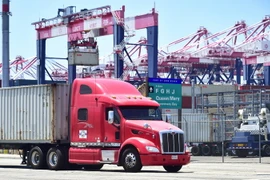 Vận chuyển hàng hóa tại cảng ở Long Beach, California, Mỹ ngày 12/7. (Nguồn: AFP/TTXVN)
