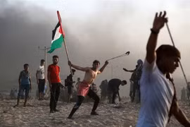 Người biểu tình Palestine xung đột với binh sỹ Israel tại khu vực biên giới phía Bắc Dải Gaza ngày 22/10. (Nguồn: THX/TTXVN) 