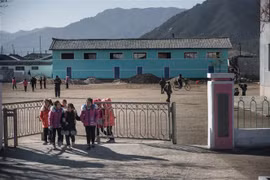 Trẻ em tại thị trấn Wonsan, Triều Tiên. (Nguồn: AFP/TTXVN) 