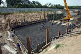 Công nhân thi công kết cấu thép chuẩn bị đổ bê tông mặt trên hạng mục hầm. (Ảnh: Huy Hùng/TTXVN)