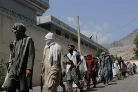 Các tay súng Taliban đầu hàng tại tỉnh Kunar, Afghanistan, ngày 4/9/2019. (Nguồn: THX/TTXVN) 