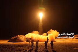 Một vụ tấn công bằng tên lửa của phiến quân Houthi tại Yemen nhằm vào lãnh thổ Saudi Arabia. (Nguồn: Reuters/TTXVN) 