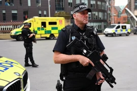 Cảnh sát vũ trang Anh tuần tra tại Manchester, Anh 24/5. (Nguồn: EPA/TTXVN)