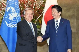 Thủ tướng Nhật Bản Shinzo Abe (phải) và Tổng Thư ký Liên hợp quốc Liên hợp quốc Antonio Guterres. (Nguồn: Kyodo/TTXVN)