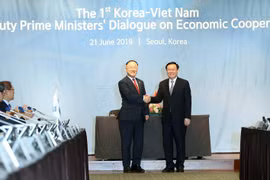 Phó Thủ tướng Vương Đình Huệ và Phó Thủ tướng Hàn Quốc Hong Nam Ki. (Ảnh: Mạnh Hùng/TTXVN) 