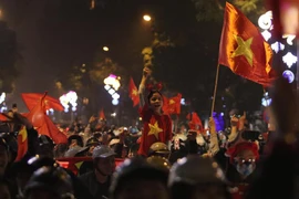 Người dân đổ xuống đường mừng chiến thắng lịch sử của U23 Việt Nam
