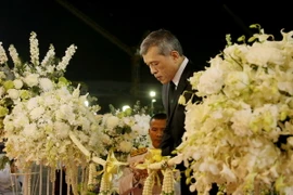 Nhà vua Thái Lan Maha Vajiralongkorn (giữa) tại Triển lãm 'Yen Sira Phro Phra Bori Ban' nhằm tôn vinh Nhà vua Bhumibo Adulyadej quá cố tại thủ đô Bangkok ngày 9/2. (Nguồn: EPA/TTXVN)