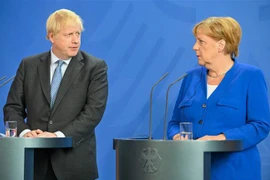 Thủ tướng Anh Boris Johnson (trái) và Thủ tướng Đức Angela Merkel trong cuộc họp báo chung tại Berlin (Đức) ngày 21/8/2019. (Nguồn: THX/TTXVN) 