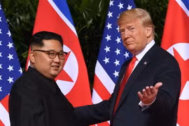 Tổng thống Mỹ Donald Trump (phải) và nhà lãnh đạo Triều Tiên Kim Jong Un (trái) tại cuộc gặp ở Singapore ngày 12/6/2018. (Nguồn: AFP/TTXVN) 