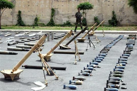 Quân đội Syria trưng bày các loại vũ khí đạn dược thu giữ từ tay phiến quân. (Nguồn: THX/TTXVN) 