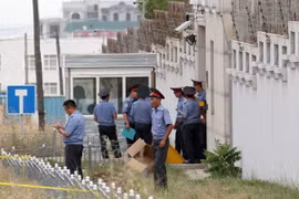 Cảnh sát Kyrgyzstan điều tra tại Đại sứ quán Trung Quốc sau vụ nổ ở Bishkek ngày 30/8. (Nguồn: EPA/TTXVN)
