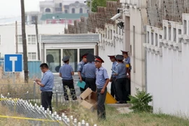Cảnh sát Kyrgyzstan điều tra tại Đại sứ quán Trung Quốc sau vụ nổ ở Bishkek ngày 30/8. (Nguồn: EPA/TTXVN)