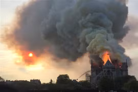 Lửa khói bao trùm nóc Nhà thờ Đức Bà ở Paris, Pháp ngày 15/4/2019. (Nguồn: AFP/TTXVN) 