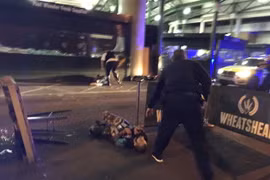 Một đối tượng tình nghi bị bắn tại hiện trường vụ tấn công ở khu Borough Market, London ngày 3/6. (Nguồn: AFP/TTXVN)