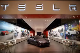 Ôtô của hãng Tesla được giới thiệu tại cửa hàng ở Miami, Florida, Mỹ. (Nguồn: AFP/TTXVN) 