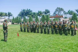 Các chiến sỹ mới đã quen dần với việc huấn luyện tại thao trường. (Ảnh: Lê Sen/TTXVN)