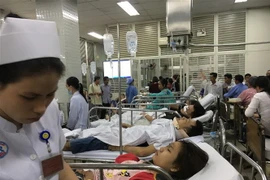 Nạn nhân trong vụ tai nạn thảm khốc ở Long An được cấp cứu tại Bệnh viện Chợ Rẫy Thành phố Hồ Chí Minh. (Ảnh: Đinh Hằng/TTXVN) 