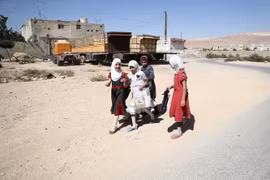 Các em nhỏ tại thị trấn Douma, ngoại ô thủ đô Damascus của Syria ngày 25/9. (Nguồn: AFP/TTXVN)