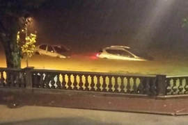 Mưa lớn khiến nhiều tuyến đường ngập lụt. (Nguồn: thesun.co.uk) 