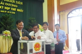 Các đại biểu bỏ phiếu bầu chức danh Chủ tịch Hội đồng Nhân dân tỉnh Hải Dương nhiệm kỳ 2016​-2021. (Ảnh: Mạnh Minh/TTXVN)