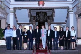 Ông Trần Vĩnh Tuyến, Phó Chủ tịch Ủy ban Nhân dân Thành phố Hồ Chí Minh, bà Mariana Kuhnel, Phó Tổng thư ký Phòng Kinh tế Liên bang Áo, cùng đoàn đại biểu Phòng Kinh tế Liên bang Áo. (Ảnh: Xuân Khu/TTXVN) 