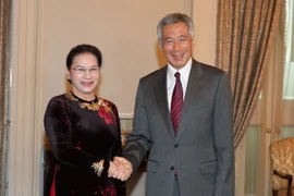 Chủ tịch Quốc hội Nguyễn Thị Kim Ngân hội kiến với Thủ tướng Singapore Lý Hiển Long. (Ảnh: Trọng Đức/TTXVN)