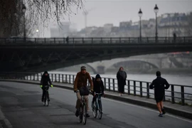 Người dân Paris chuyển đổi phương tiện lưu thông khi mạng lưới giao thông công cộng tê liệt do đình công, ngày 5/12/2019. (Nguồn: AFP/TTXVN) 